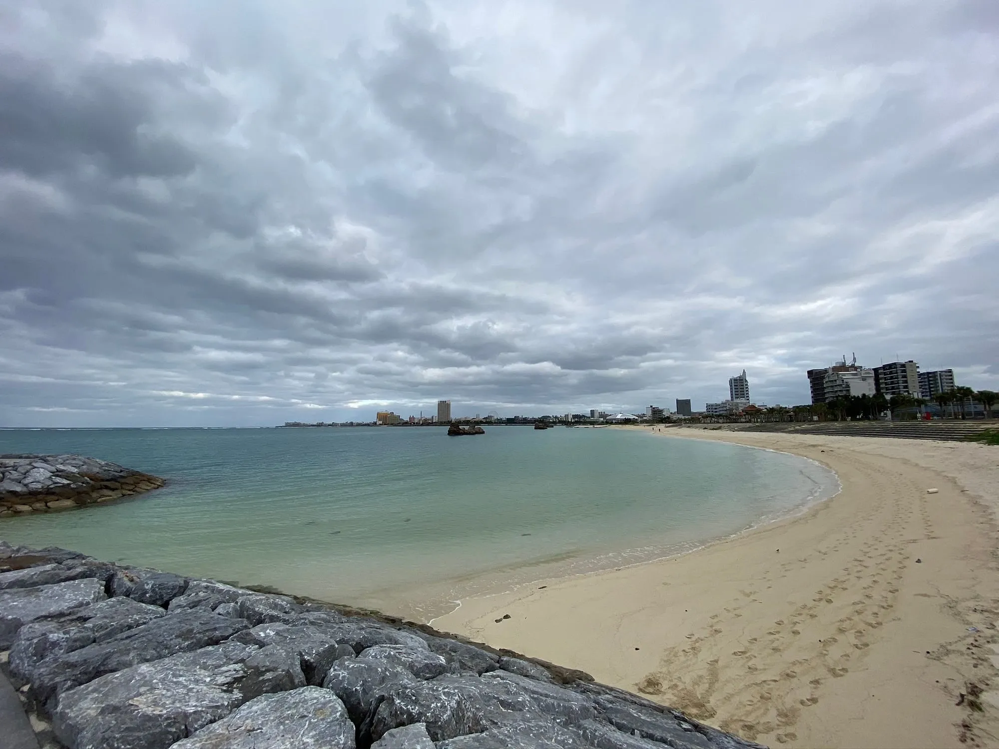 元旦はこんな曇天、2日からはいい天気（暑い）の沖縄らしいお正月でした
