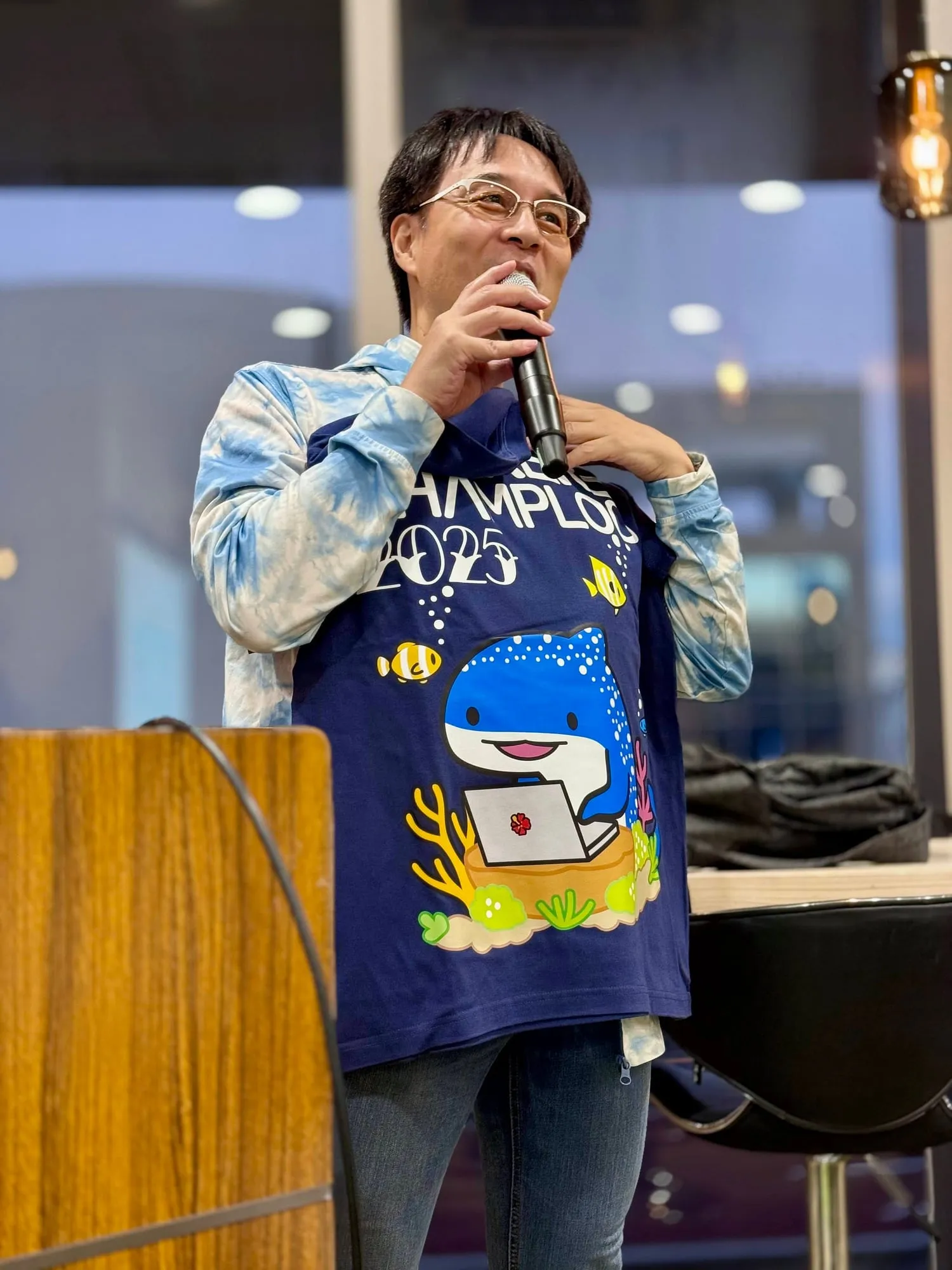 これは前夜祭：イベント用Tシャツが可愛すぎたので、参加者の皆さんに披露しているの図