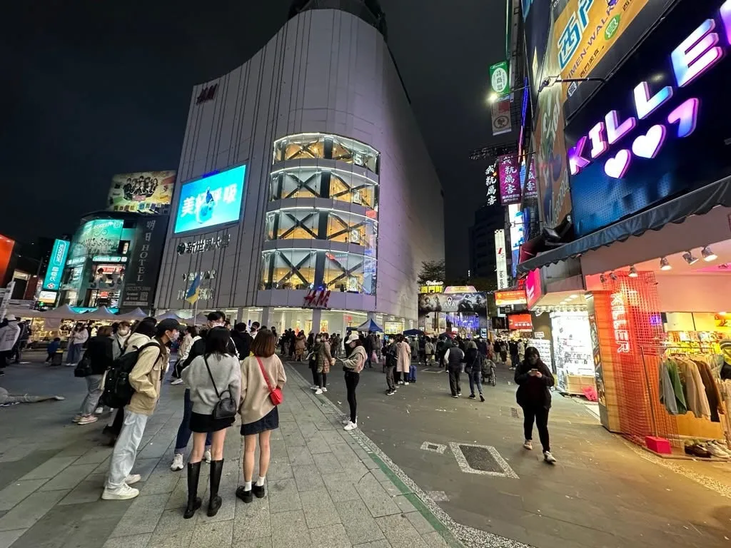 若者の街、台北・西門町の様子を1枚