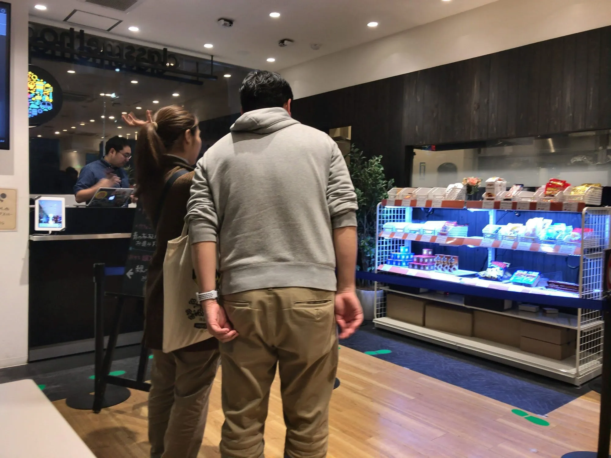 「陳列でより【自然に】見せるテクがいるんですよね〜」と横田さん