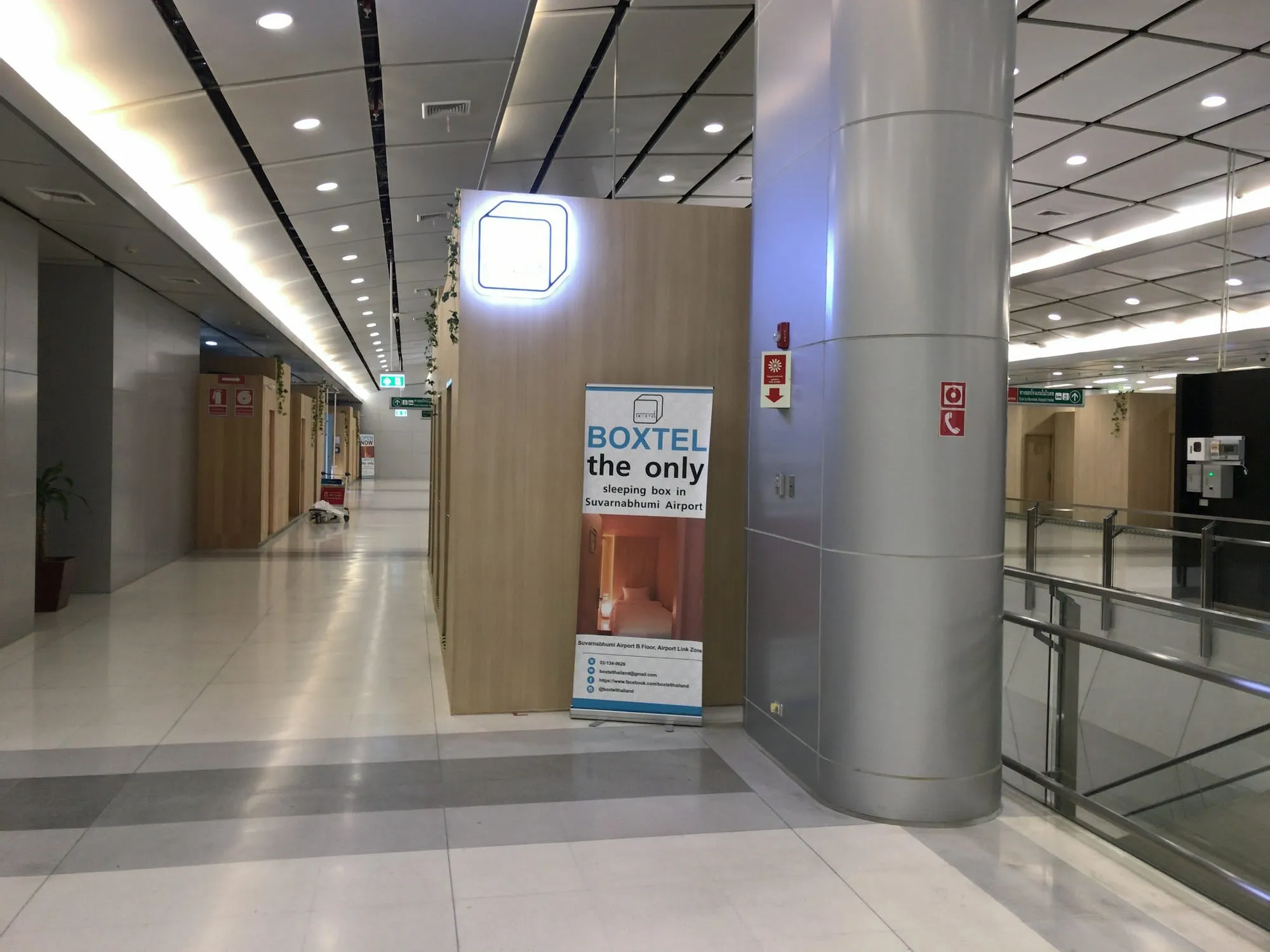 到着・入国・両替もまだ少ししかやっていない早朝