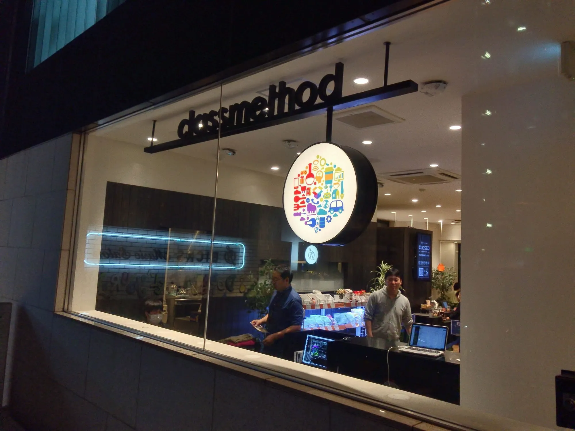 閉店すると店内のモニターも表示形式が変わります。お疲れ様でした！