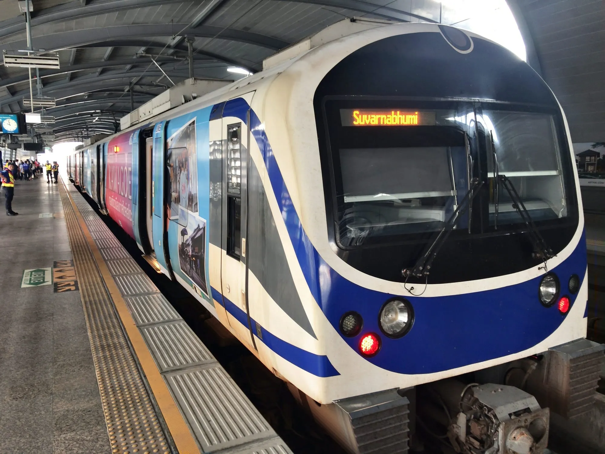 デジタルサイネージ付きの充電器。音もでかい。この車両は見づらいけど日本観光の全面広告でした