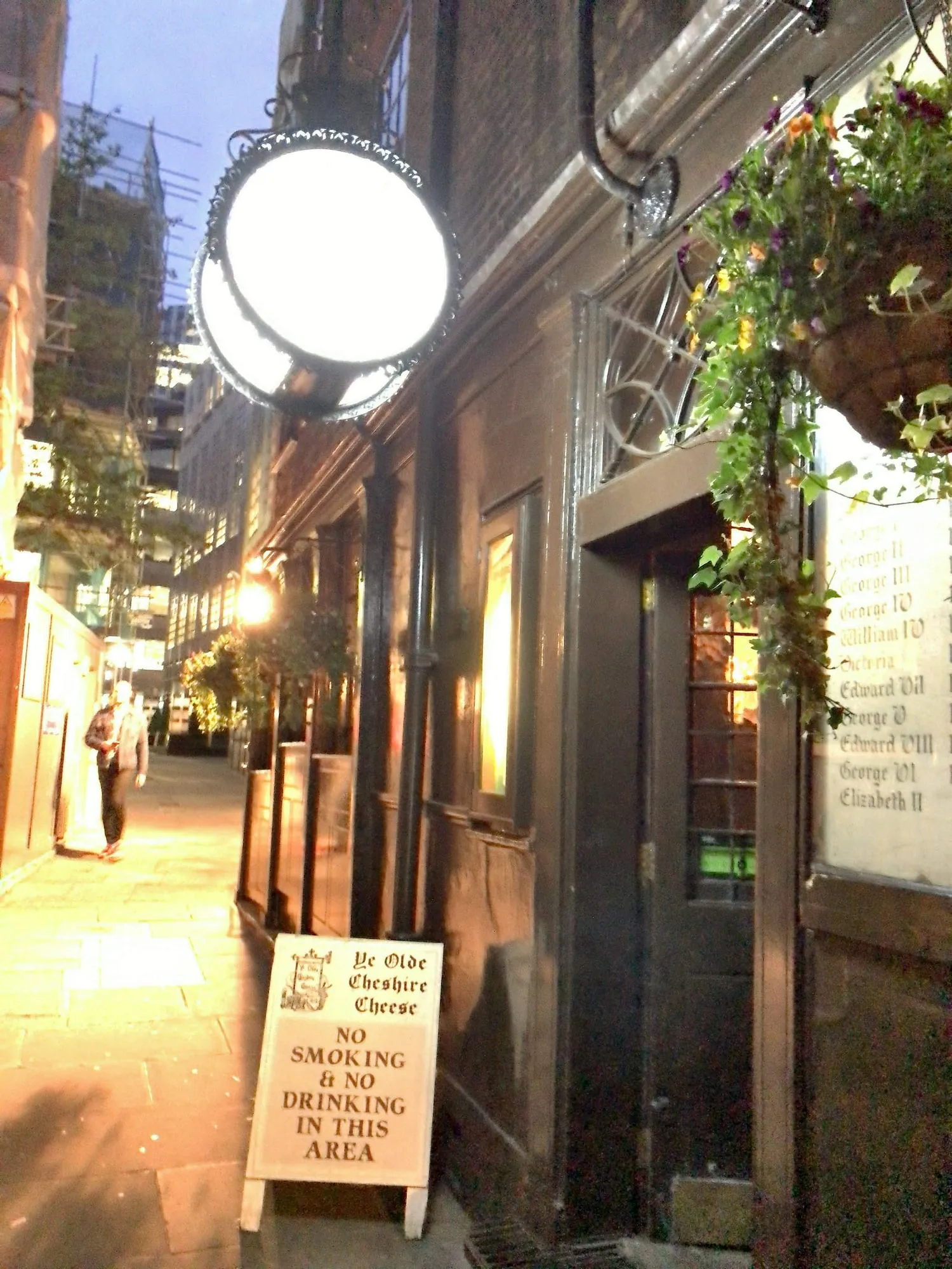 地下は昔のワインセラー、1階2階は日本語で言うとレトロな？ 本当に古くて渋いパブでした…。