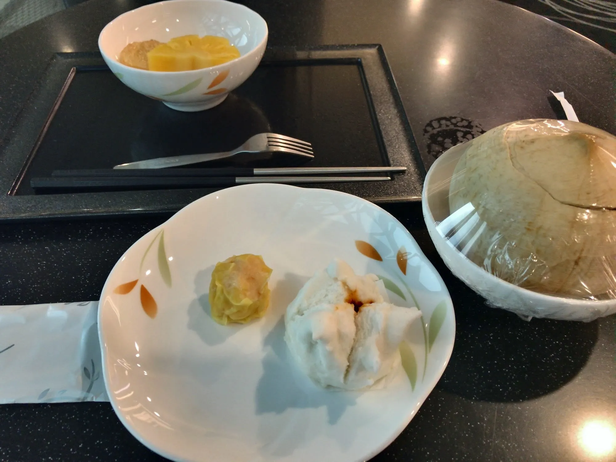 左がタイ航空のスープ入りご飯。右はエバー航空のココナッツジュースなど