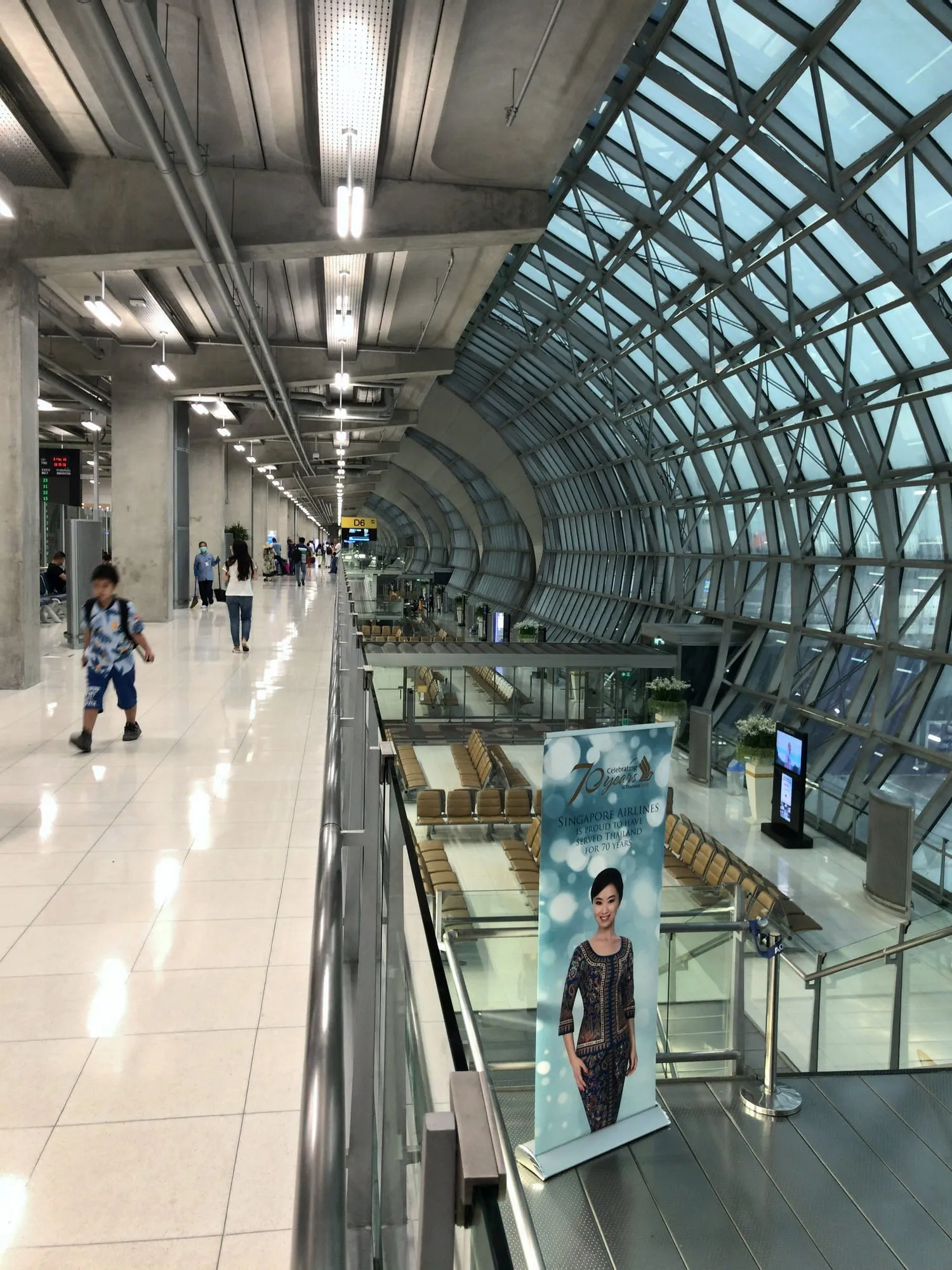 この空港はめちゃくちゃ広いので、ラウンジのはしごはちょっと辛い…