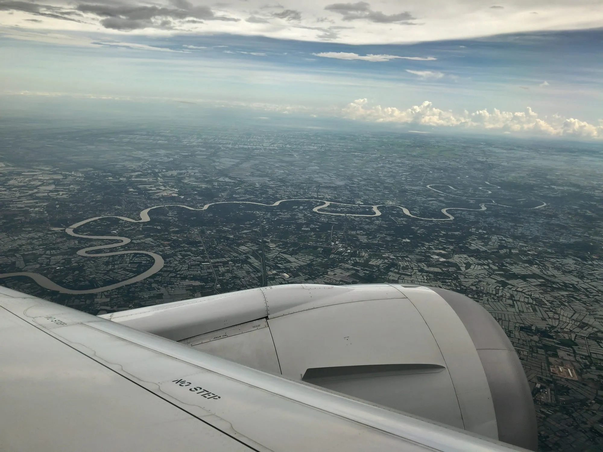 タイ、またね！（と思ったけどこれは既にカンボジアかベトナムの上空っぽい感じ）